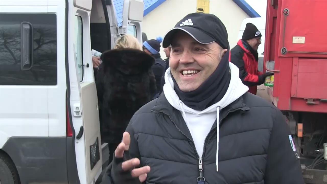 Italian people support Ukraine and gather humanitarian aid to help Ukraine