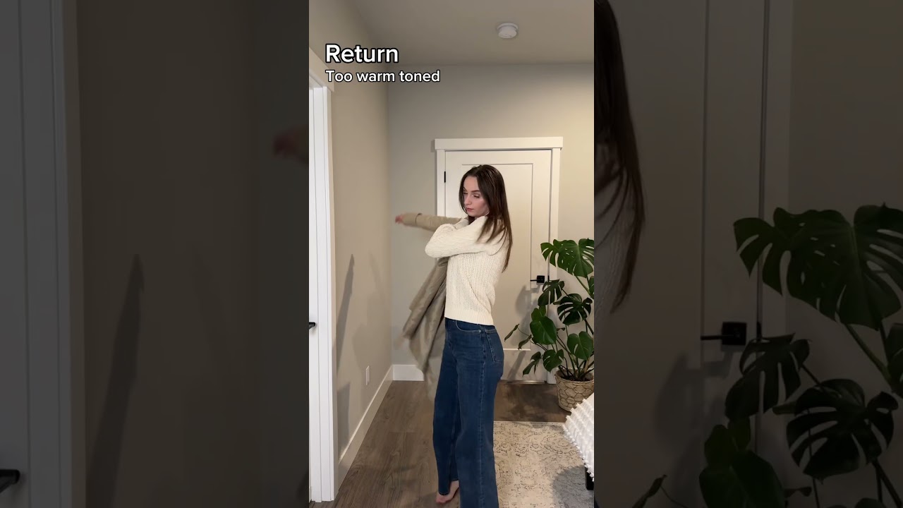 Sezane unboxing featuring the Conrad t-shirt and Bree jumper
