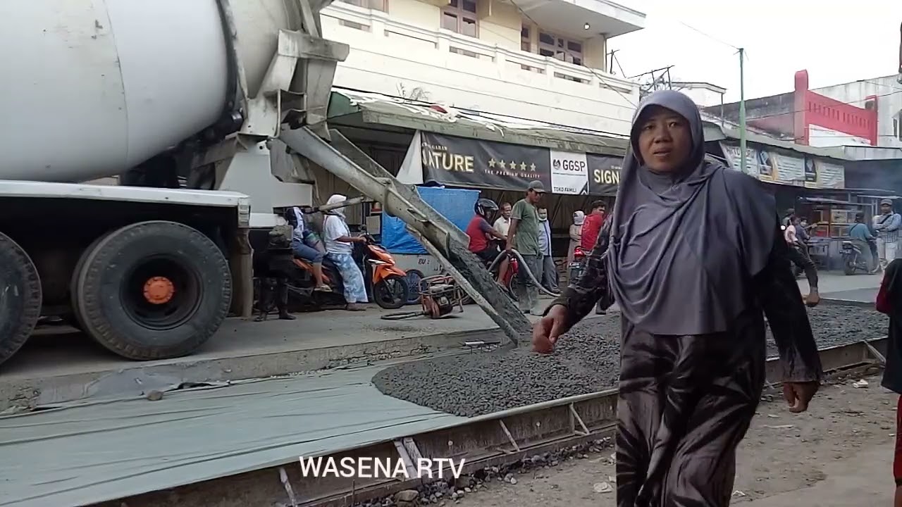 Pengecoran jalan di Pasar Karang Gendot desa Limbangan Kec Wanareja