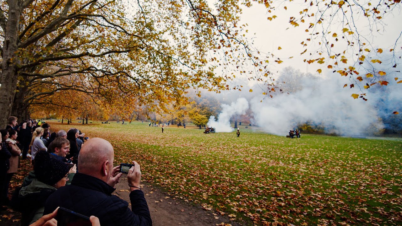 London Walks Artillery Gun 💂🏻 Salute 💂🏻at Green Park and St James park cannon firing