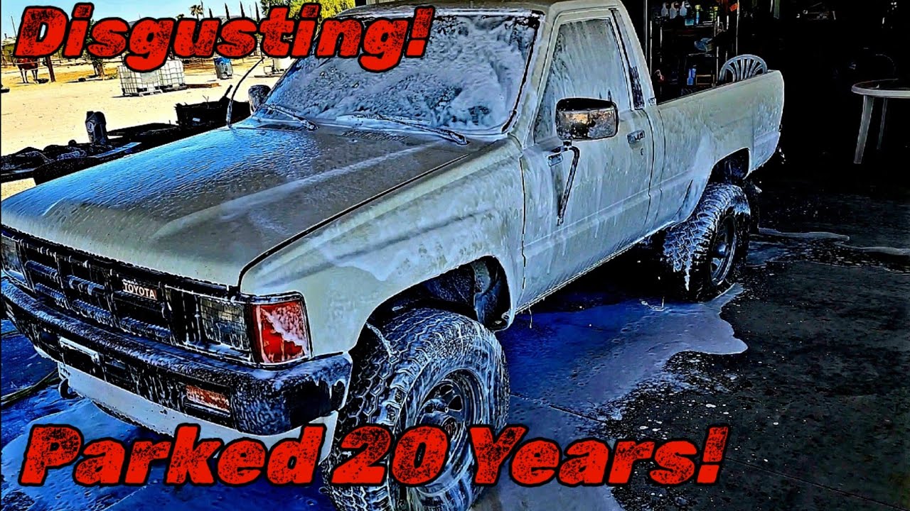 RATS! Nastiest Project Ever! 1986 Toyota Pickup 4x4 Restoration!