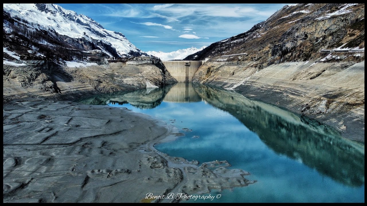 Le Lac de Chevril vide avec le barrage de Tignes / video drone DJI MINI 2
