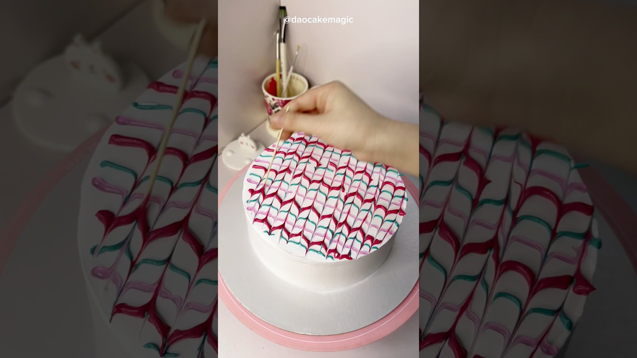 Торт с узором из перьев &ndash; так приятно на него смотреть 🎂✨ #daocakemagic #cake #shortsfeed