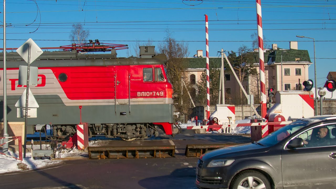 ЖЕЛЕЗНАЯ ДОРОГА. Железнодорожный переезд, Санкт-Петербург. Грузовой поезд с цистернами