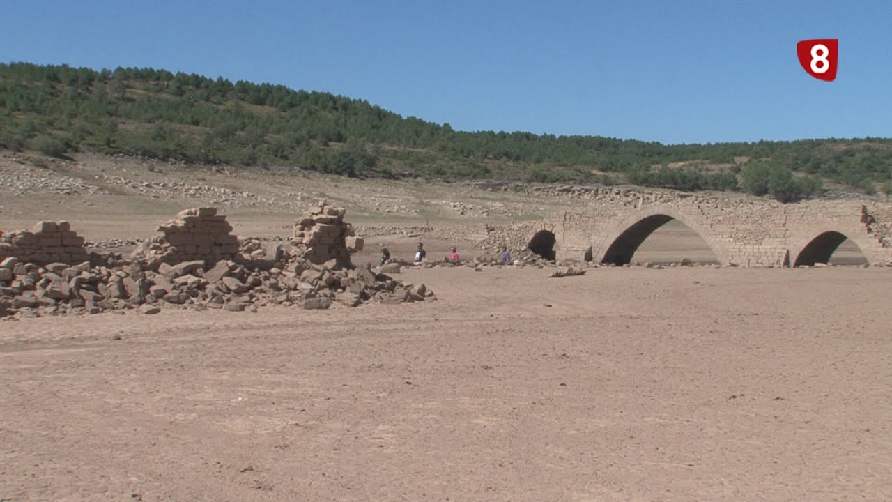Un puente del siglo 13 asoma en el embalse de Aguilar de Campoo