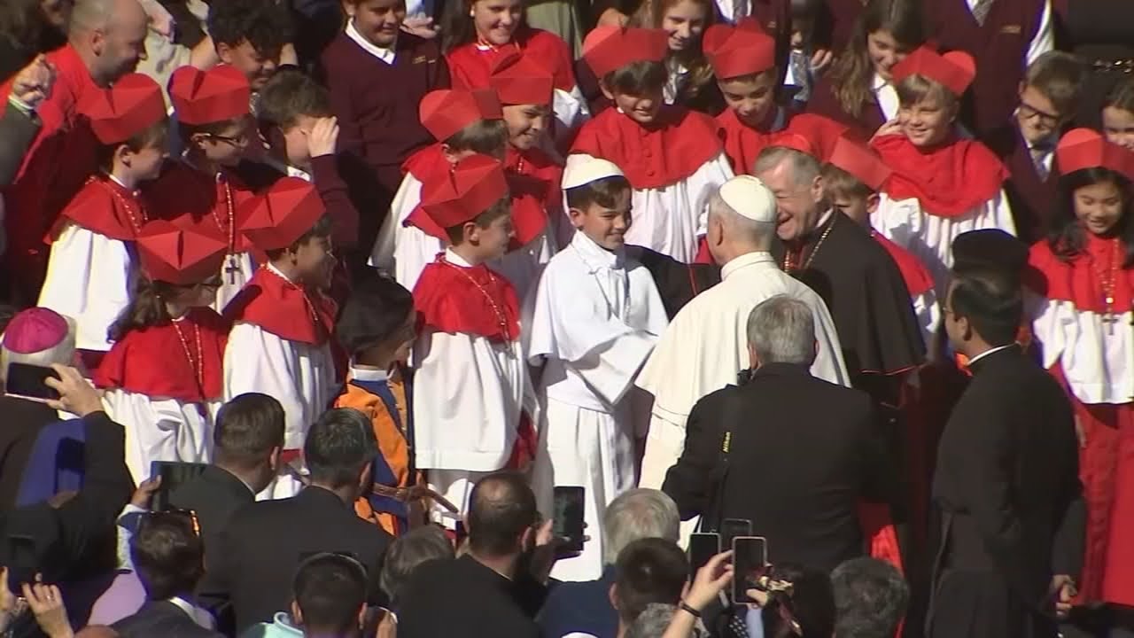 Pope Leo meets with Chicago students of viral 'mock conclave'