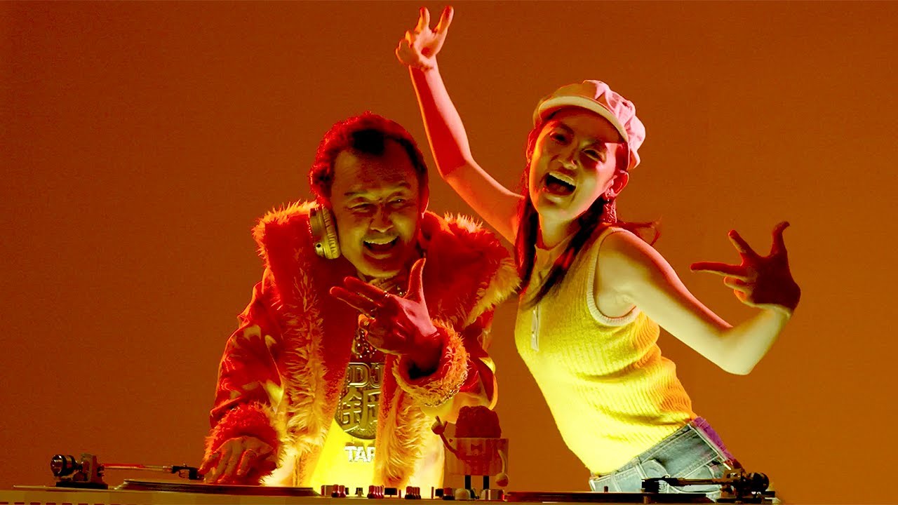 吉田鋼太郎、DJに挑戦！？　八木莉可子もノリノリダンスでテンションアゲアゲ！　ファミリーマート新CM「ファミチキ あげあげ祭」編＆メーキング