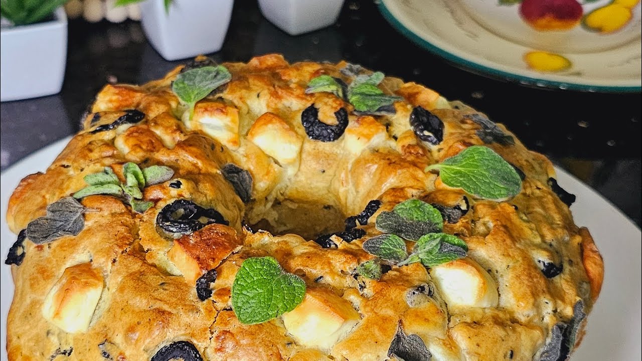 الكيكة المالحة بالزعتر والجبنة اللي رح تخلي الكل يرجع يطلب الوصفة… الطعم خرافي! Cheese & Thyme Cake
