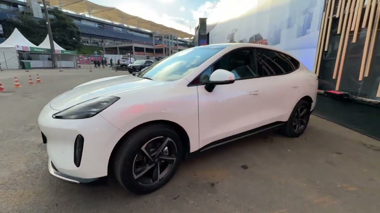 GAC Hyptec HT, SUV elétrico com portas gaivota e 245 cv na pista de Interlagos