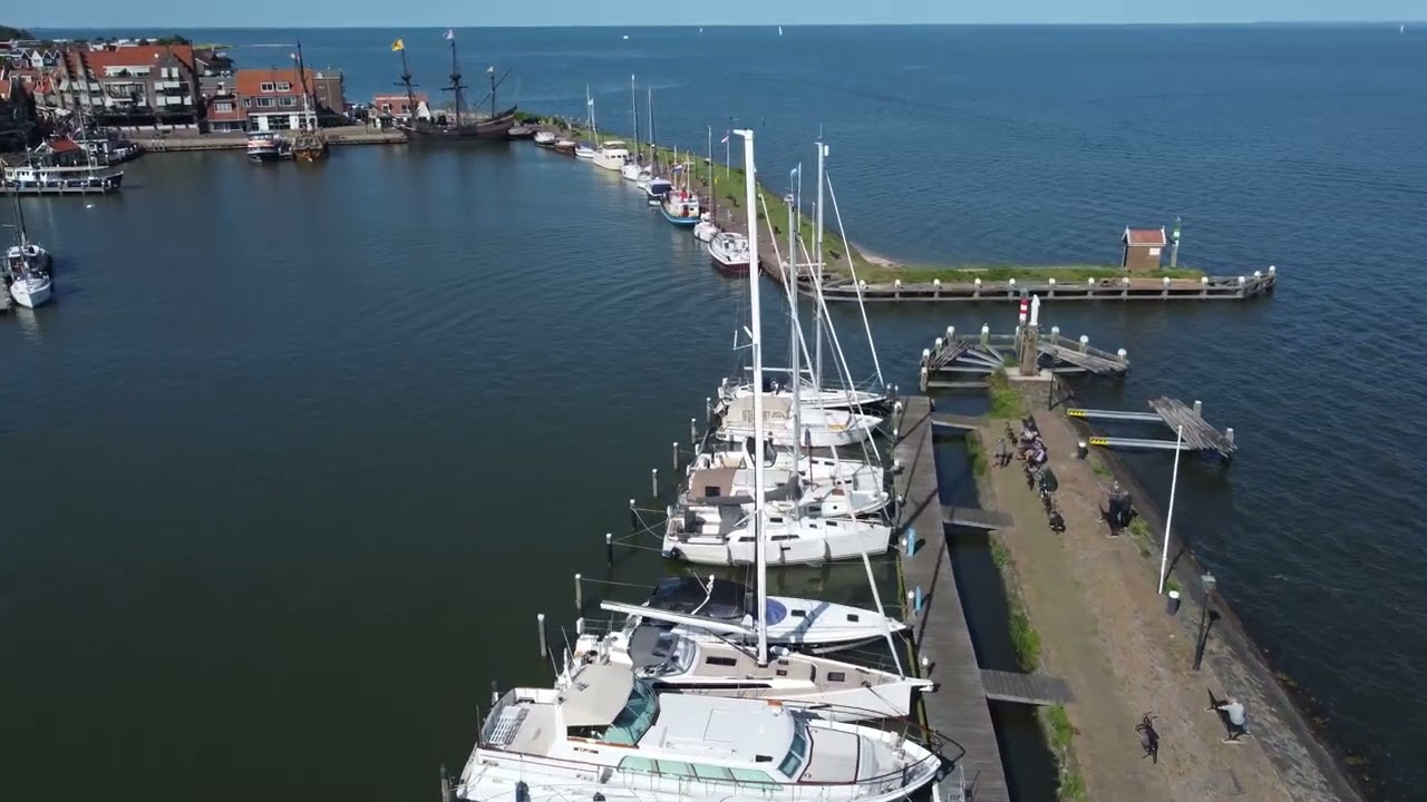 VD64 meert aan in haven Volendam