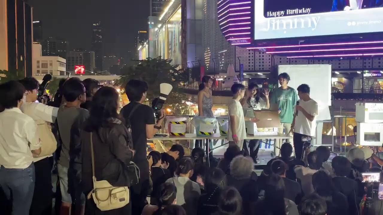 [LIVE]: ‘มวลชน‘ นัดรวมกลุ่มสกายวอล์คตั้งคูหาประชามติจำลอง ถามควรถอดถอน กกต. หรือไม่