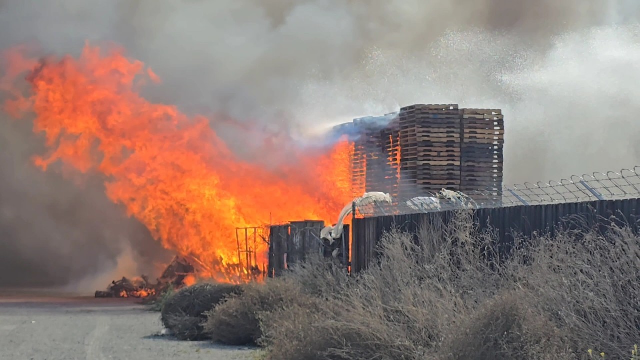 RIVERSIDE | Massive Pallet Yard Fire