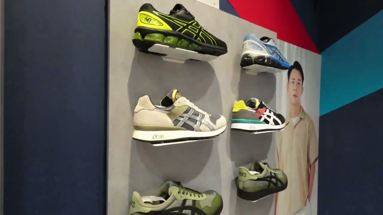 Singapore City Asics flagship store Vivo city Harrbourfront Mall walking tour walk ambiance