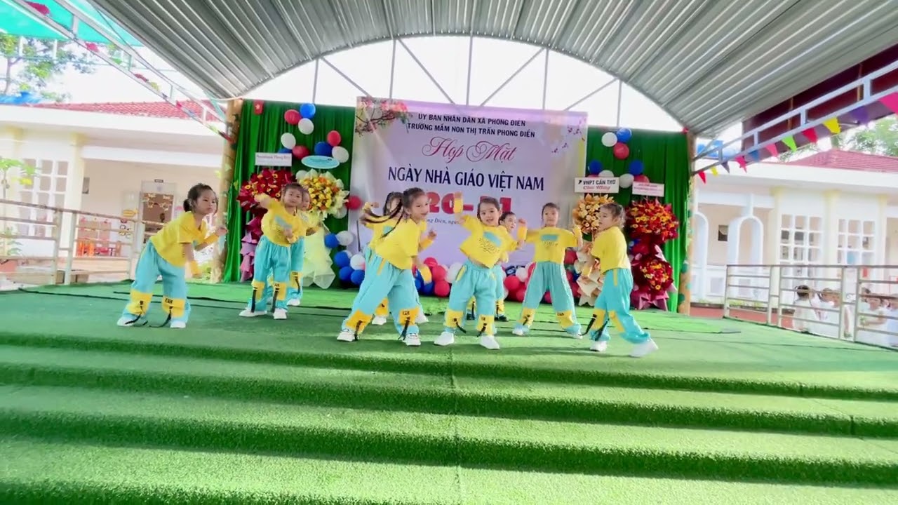 Bé Kim tham gia văn nghệ ở Trường