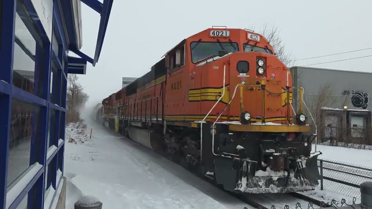 nice leader! QGRY 4021 leads QGRY 502 through parc station on a cold saturday