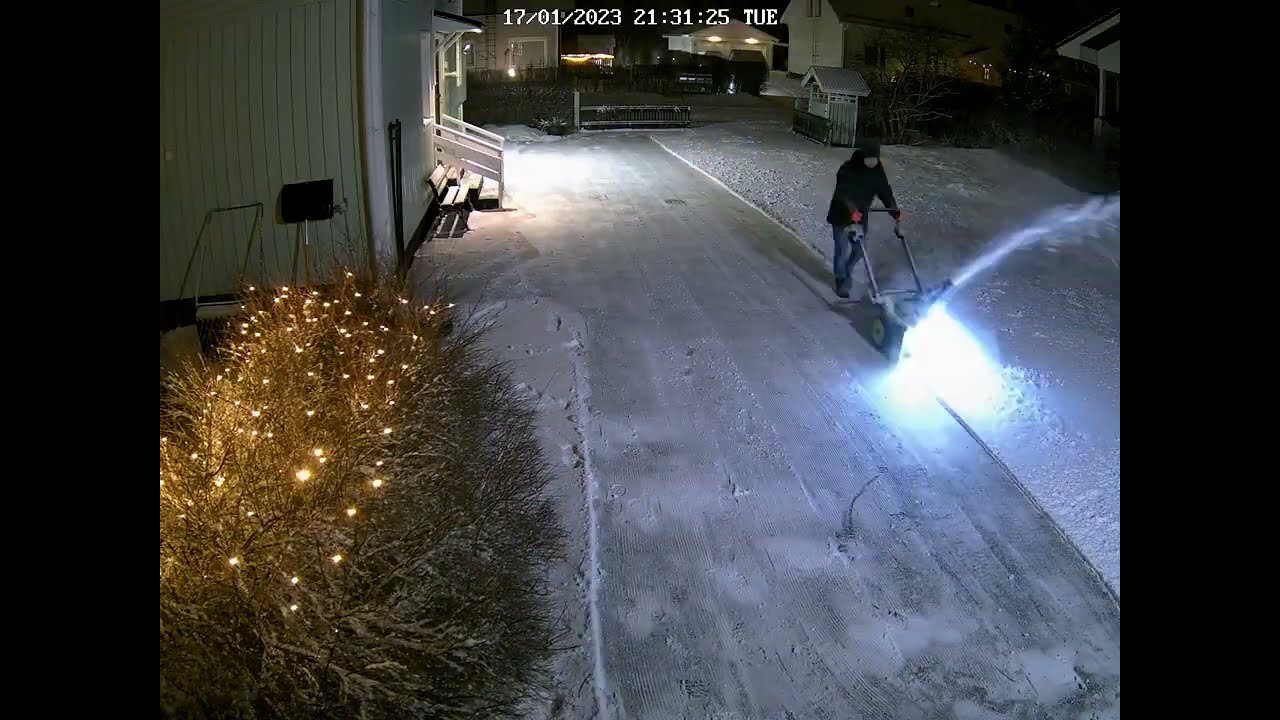 Testiss&auml; pihamaalla akkuk&auml;ytt&ouml;inen lumilinko Ryobi RY36STX53A-150 Max Power 36V 1x5,0Ah