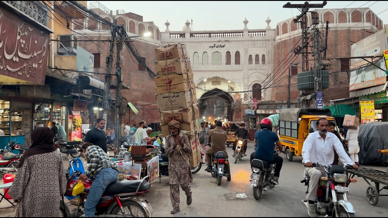 Inside Lahore&rsquo;s Walled City 🇵🇰 | Lohari Gate Walking Tour