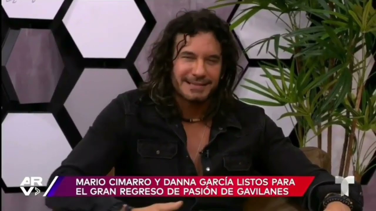 Mario Cimarro y Danna Garcia en el programa Telemundo