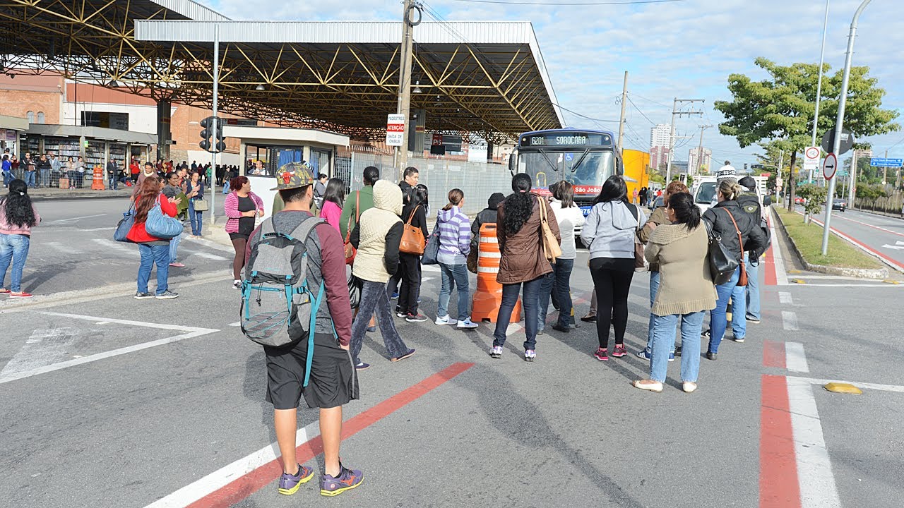 Passageiros protestam contra a greve de ônibus em Sorocaba
