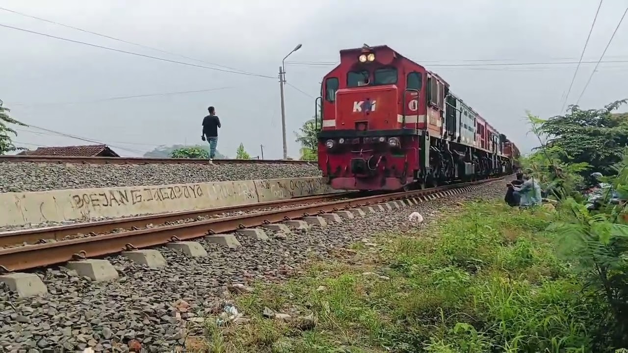 Kumpulan lokomotif September di bandar Lampung di stasiun Tanjung karang, labuhan ratu.di channels 