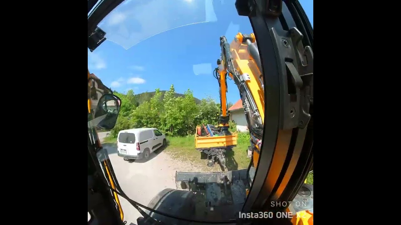 Thomas Holzer Erdbau mit JCB Hydradig, Engcon, Schere und Mulcher beim Hecken schneiden.