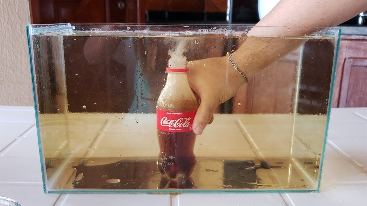 O QUE ACONTECE SE MISTURAR COCA COLA COM MENTOS DEBAIXO D'ÁGUA?!