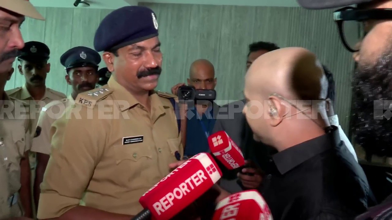 'സാറിന് മനസ്സിലായില്ലേ, ഇതൊരു Journalistic Space ആണ്'; Journalistകളെ എഴുന്നേൽപ്പിച്ചു വിട്ട് പൊലീസ്