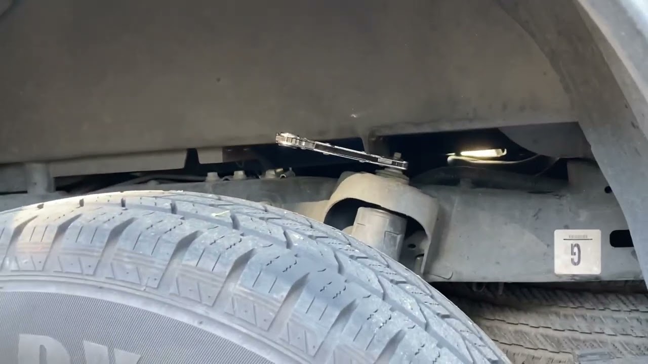 Замена заднего амортизатора Toyota Tacoma 2020 года