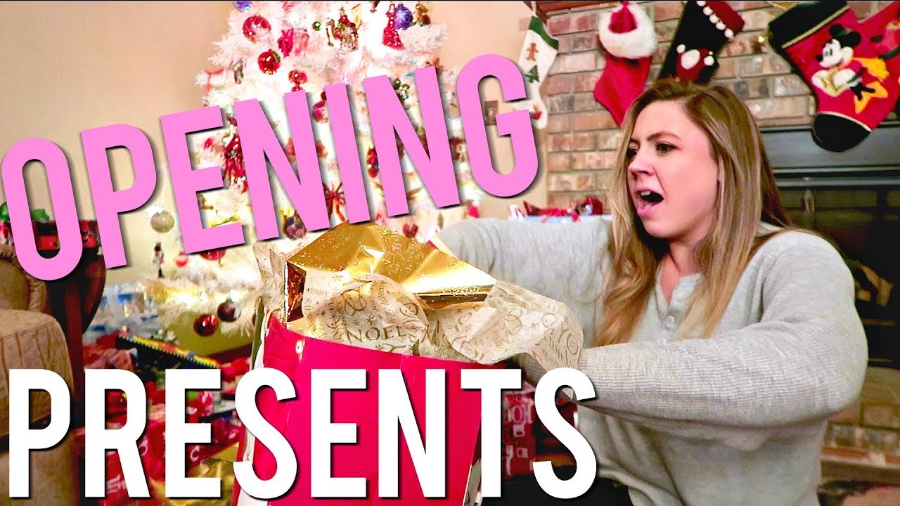 OPENING CHRISTMAS PRESENTS | Merry Christmas! Vlogmas 25, 2017