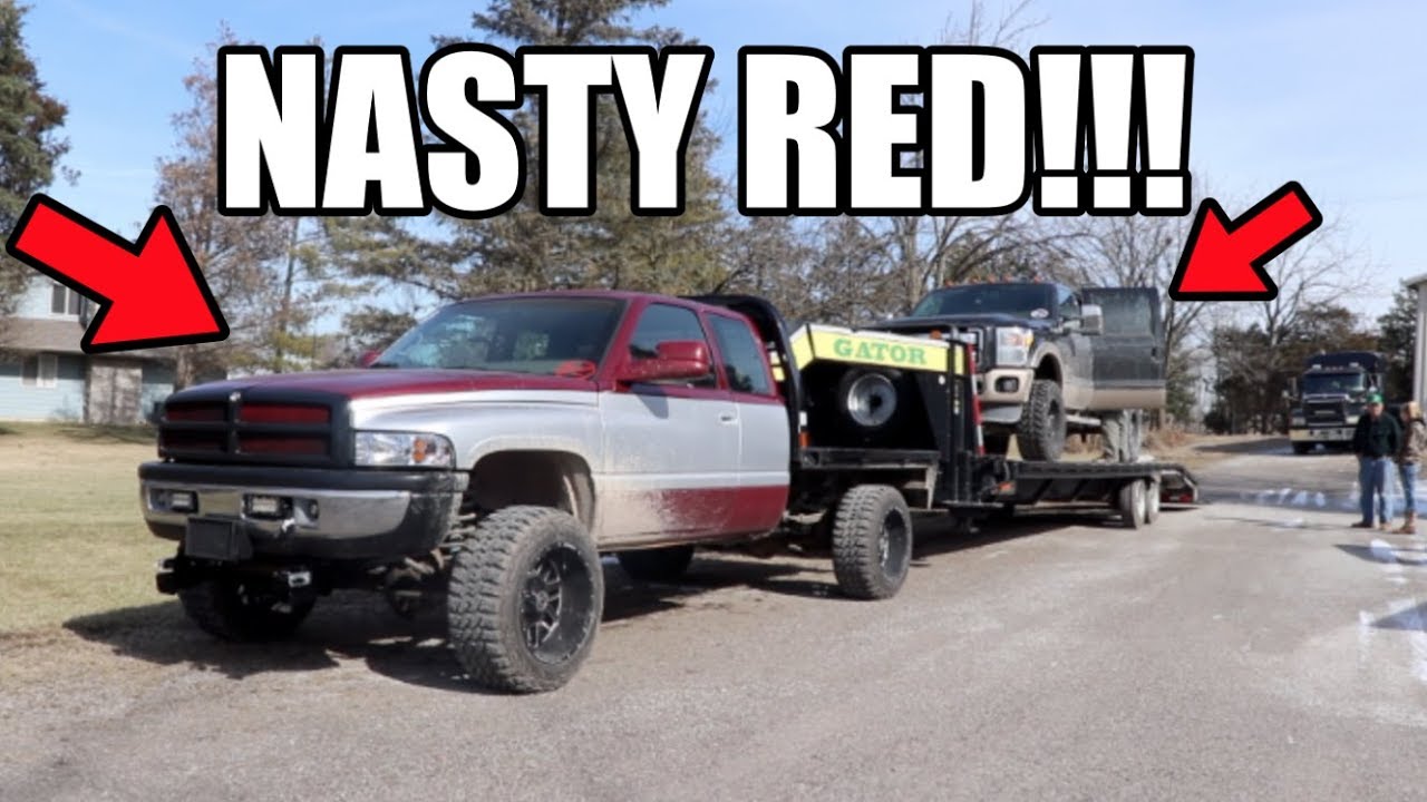 TWIN TURBO 12 VALVE CUMMINS HAULS BROKEN POWERSTROKE TO SHOP!!!