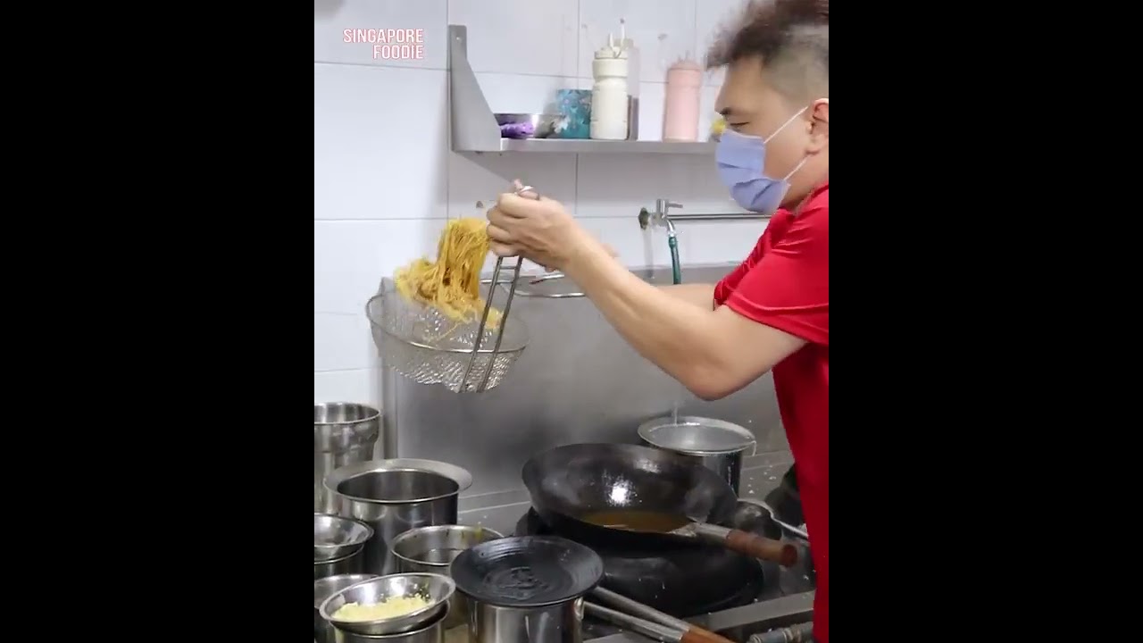 Street Food Flying Noodles Di Singapore