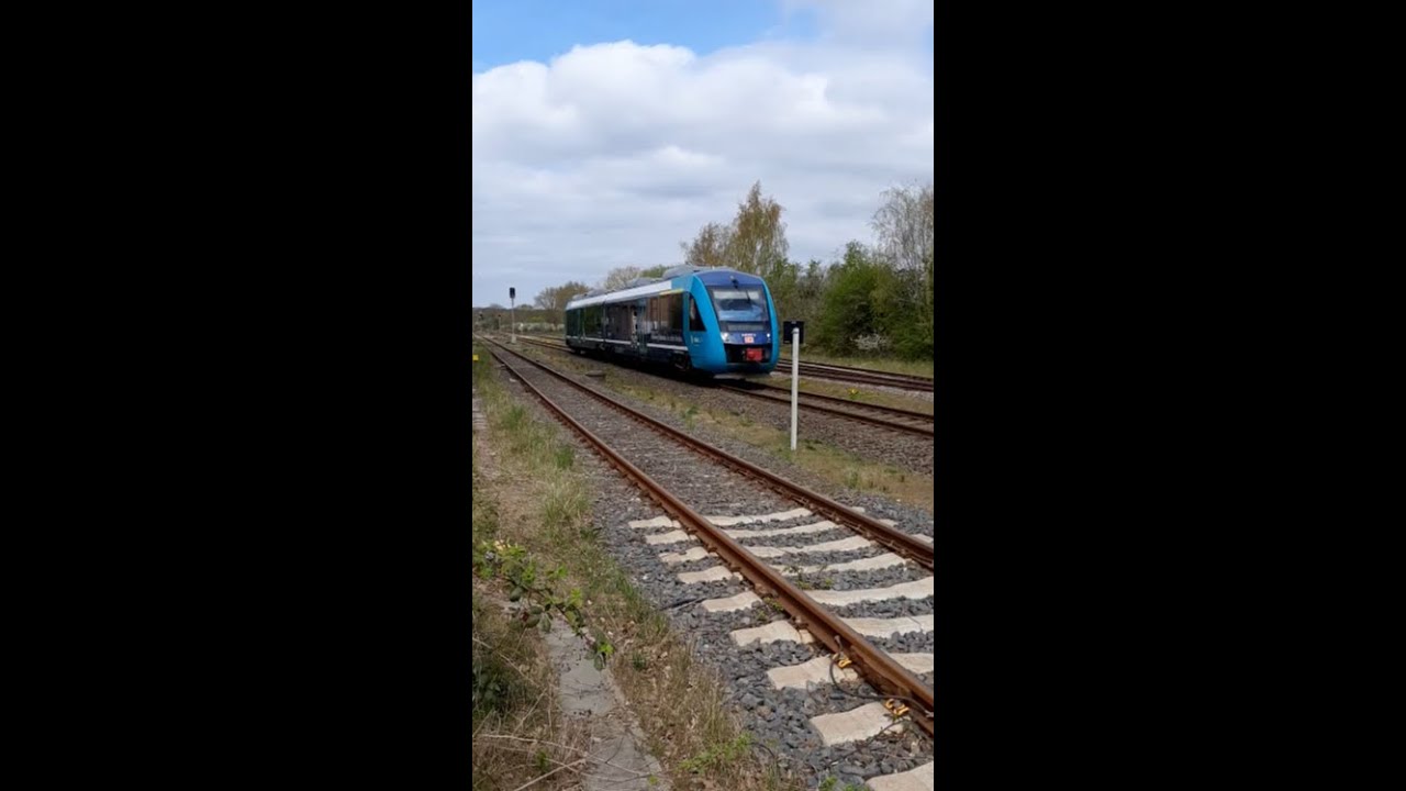 🚆 Triebwagen Typ Lint DB 648 607-9 f&auml;hrt durch Neuwittenbek zwischen Bhf Gettorf und Bhf Suchsdorf.