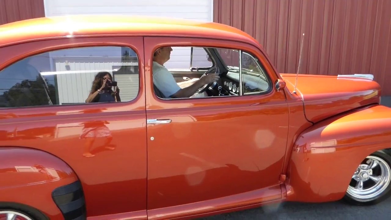 Двухдверный седан Ford 1948 года выпуска 