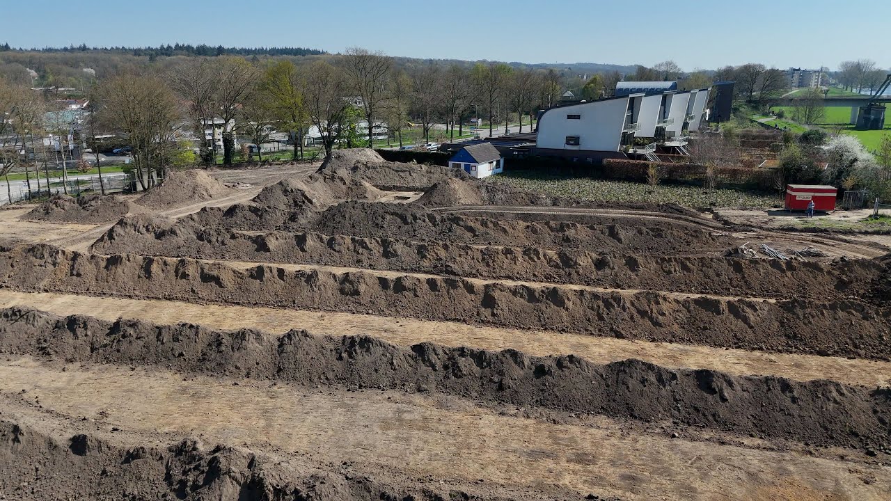 17) Molenhoek Zuid. Het eerste vlechtwerk voor funderingen en bommenonderzoek.
