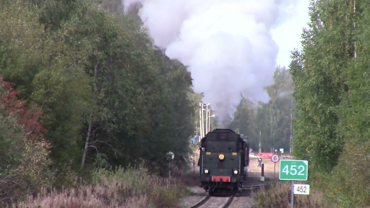Höyryveturimatkat 1009 MUS 1942 passed KUKONHIEKANTIE level crossing @ Saarijärvi, Finland