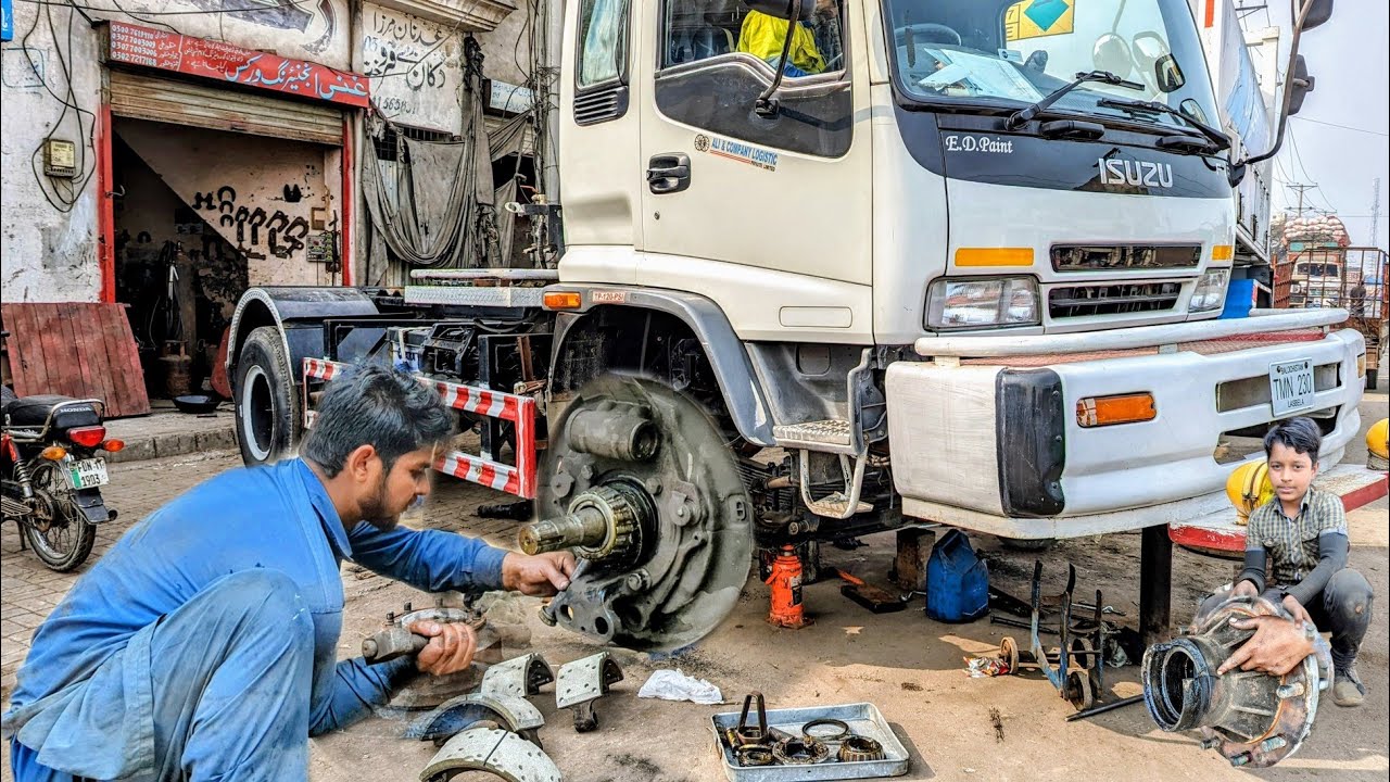 Pakistani Expert Mechanic Repaired a Broken Rear Axel Spindle on a Truck with Incredible process