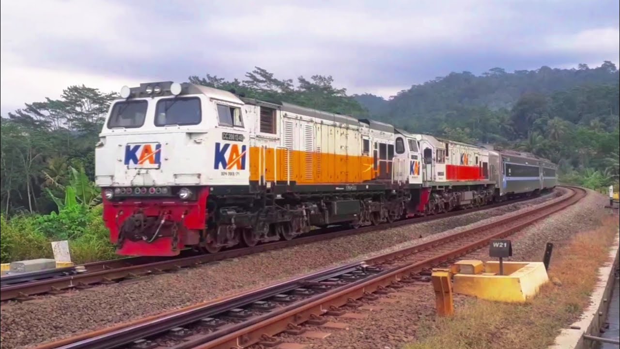 MOMENT DOUBLE LOKOMOTIF 🥳😱 Kereta Api Di Perlintasan JPL 355 Kedung Banteng & Karang Gandul