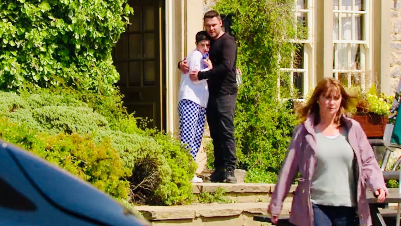 Robron - Aaron Defends Vic From Lee’s Mum!