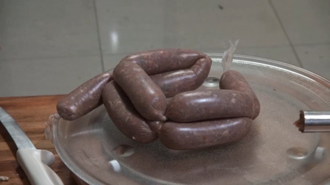 Приготовление сосисок с помощью Vevor Sausage Making Duo. Сью и я на кухне.