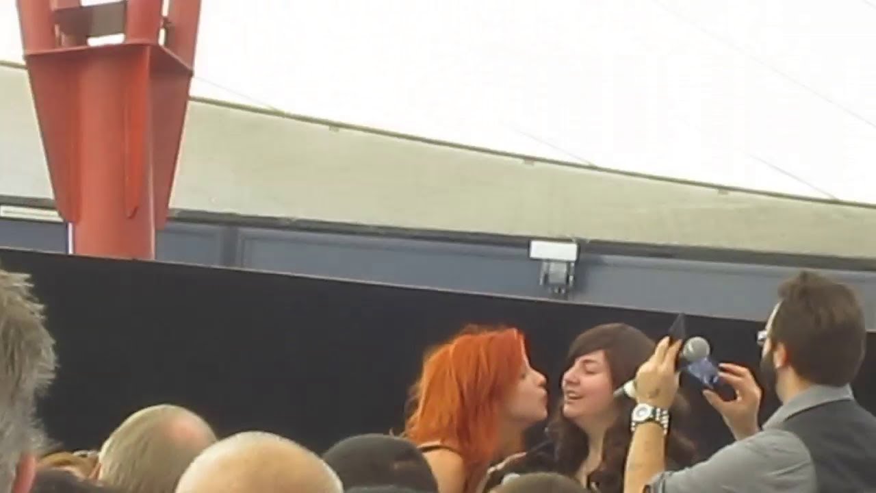 Natalia Tena kisses a lucky female fan - Supanova Melbourne 2013