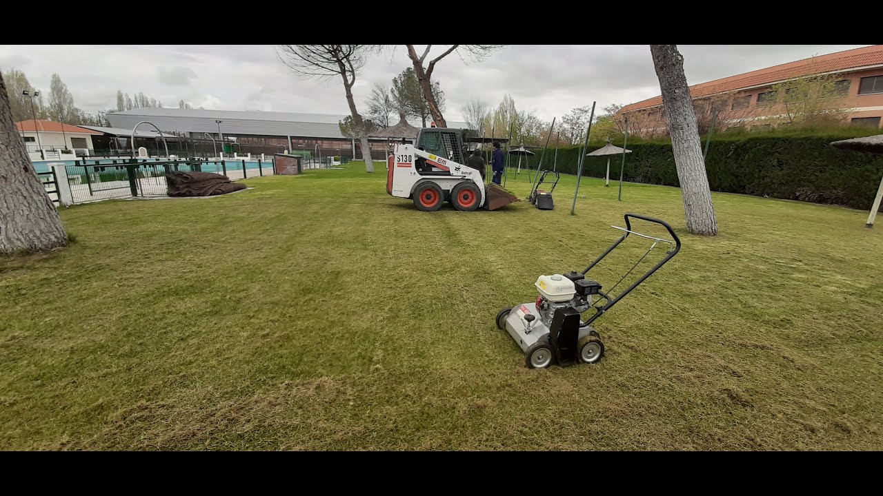 Escarificado jardín del césped de una piscina municipal
