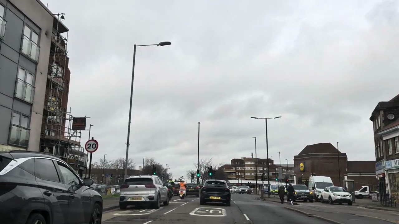 Quranul Kareem recitation in Salah qiamul layl/ street view greater London, UK 