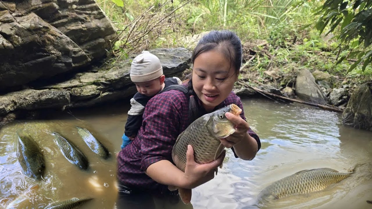 The daily life of a single mother. Skills in catching fish with bare hands. Going to the market.