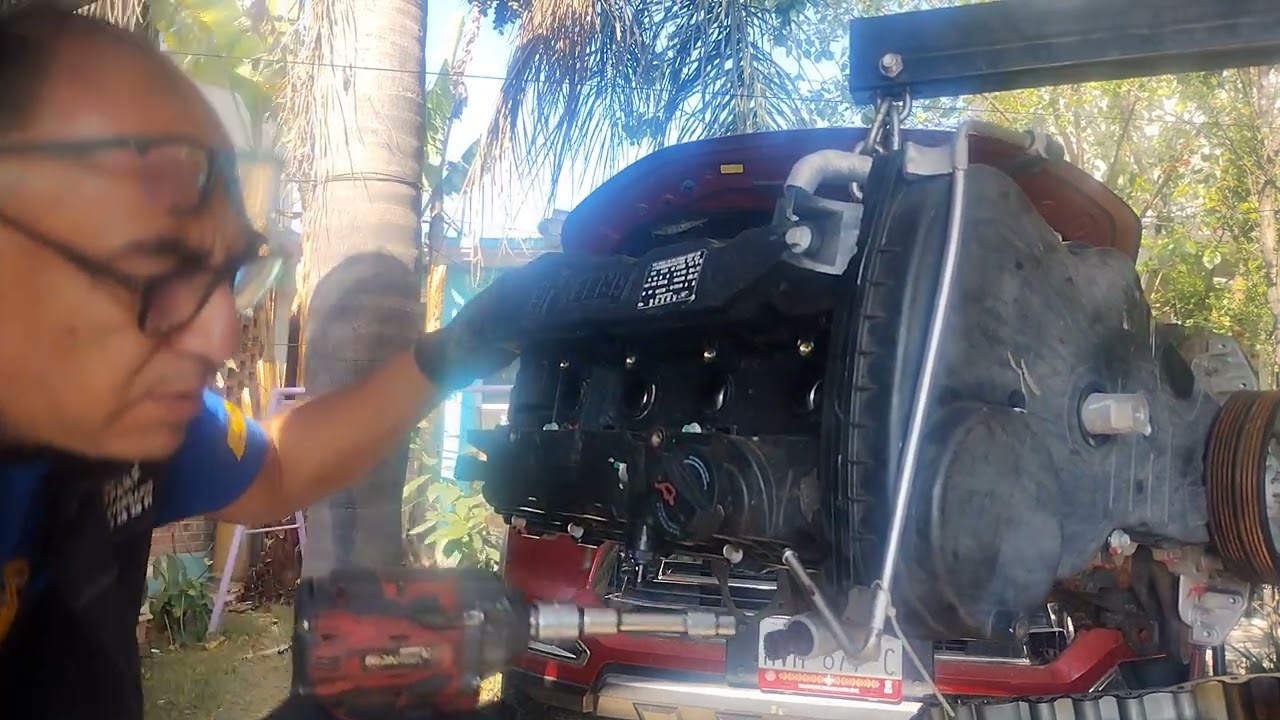 Evidencias, motor de la JAC Frison T8 2020  2.0 lts Turbo, residuos de agua en el interior.