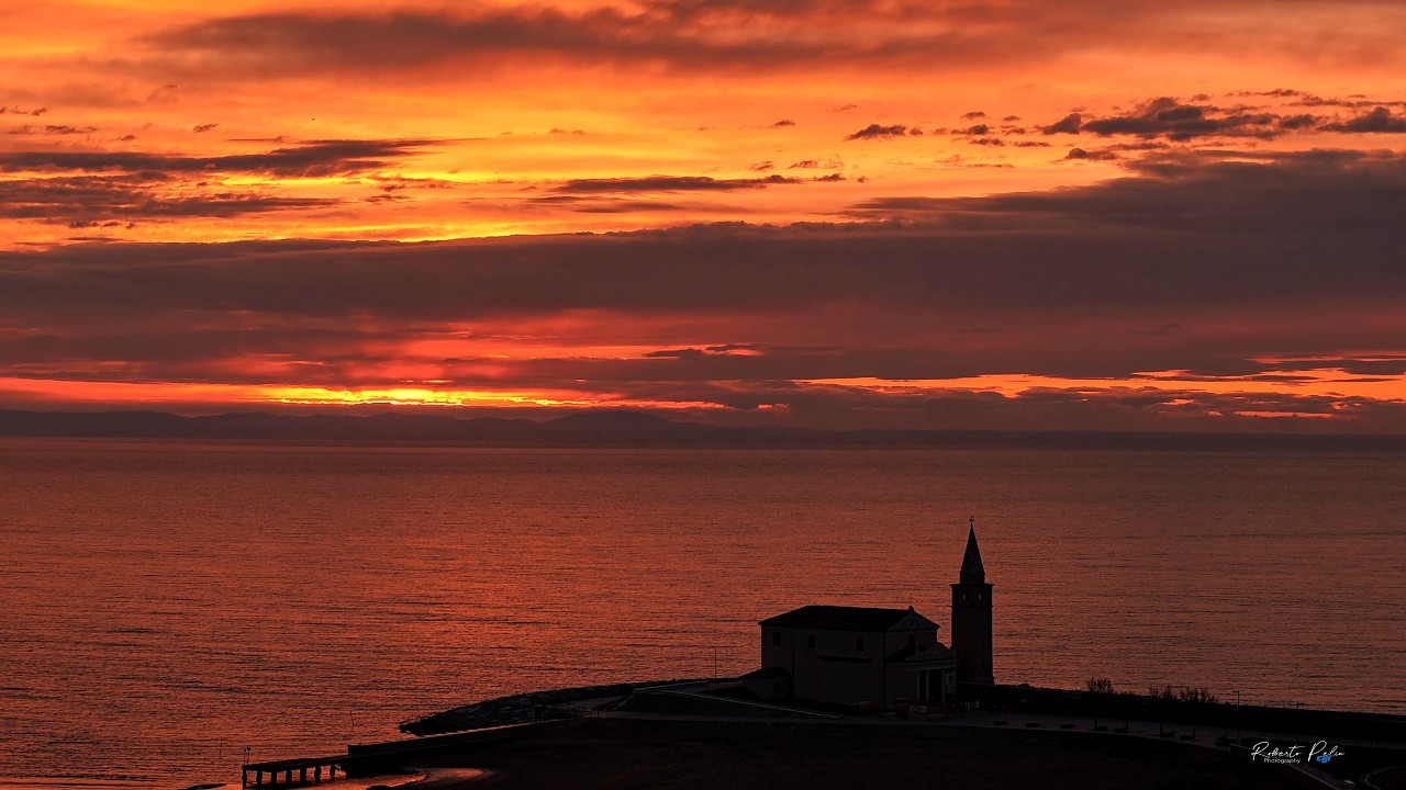 Alba a Caorle attorno al campanile del santuario della Madonna dell'Angelo