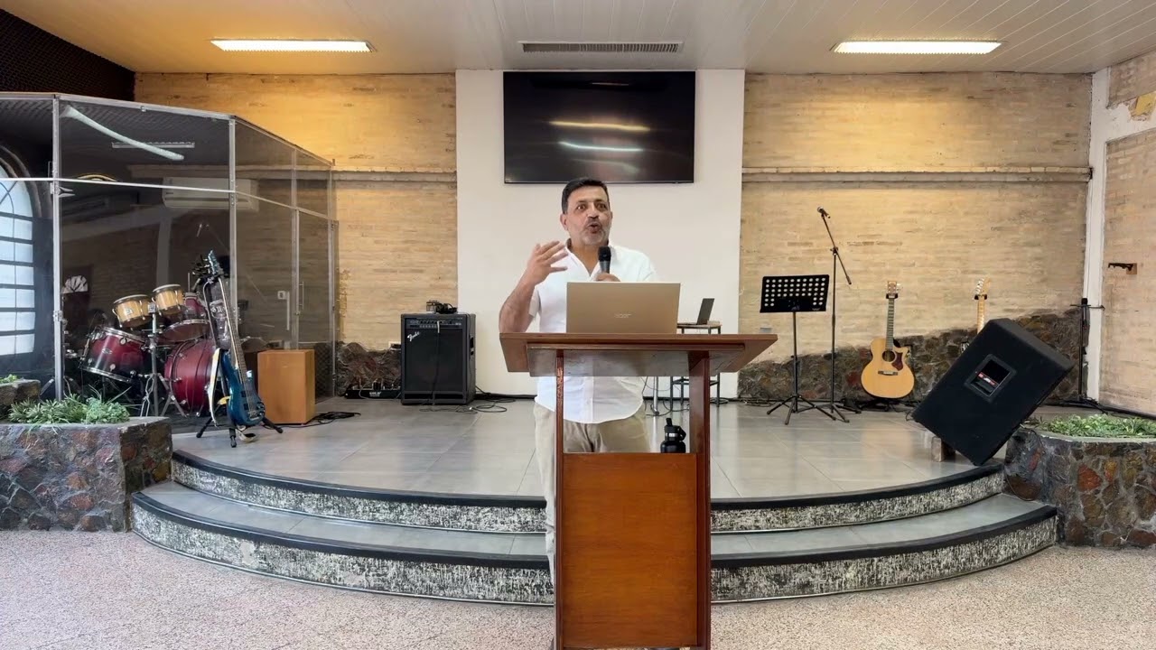Cristo en el centro - Víctor Martínez
