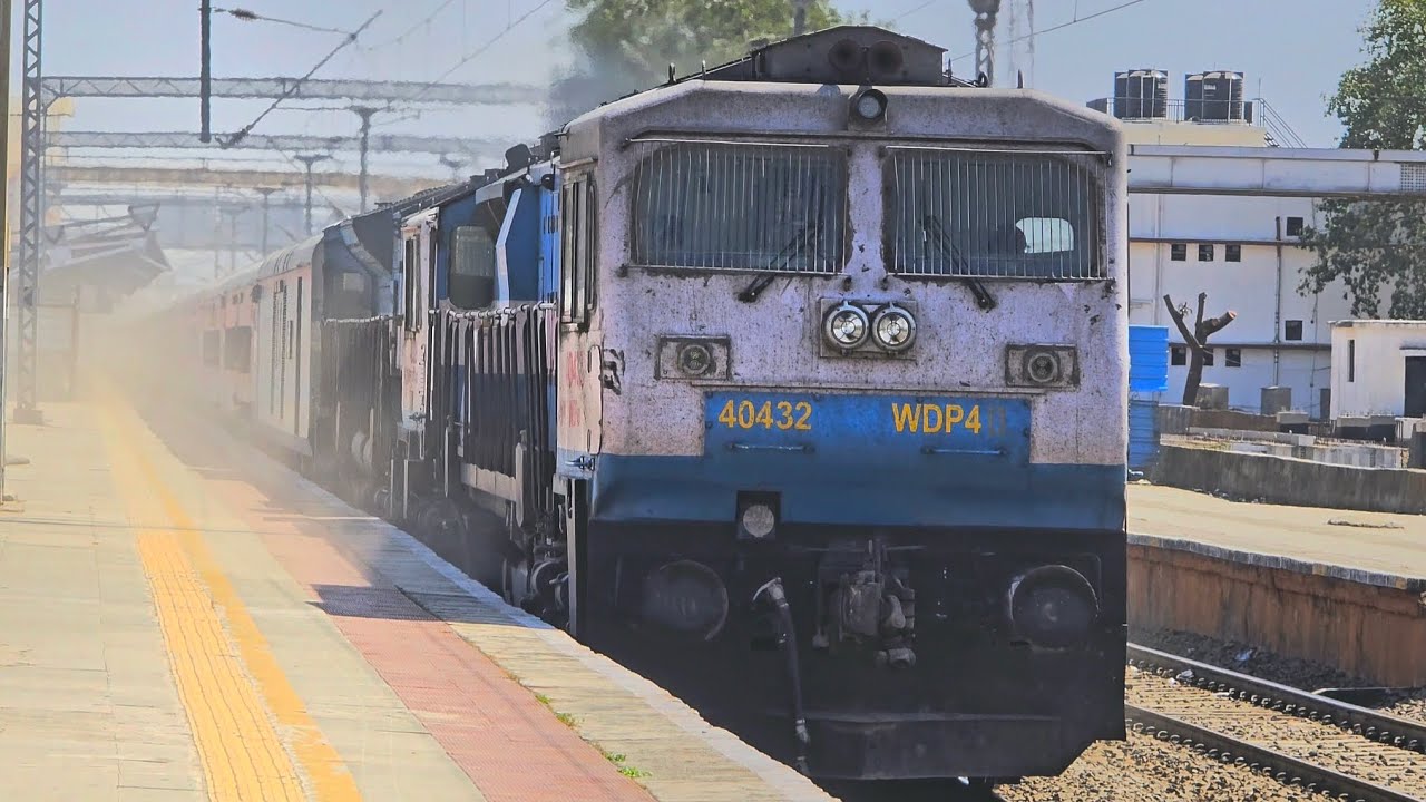 40432 KJM WDP-4D IN CAB-2 FORWARD+40432 KJM WDP-4D HAULING 16587 YESVANTPUR BIKANER EXPRESS 