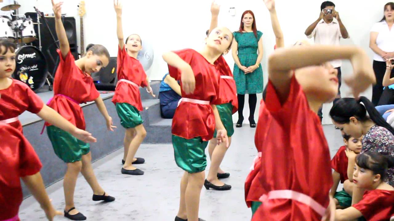 Dança de Natal com as crianças da Comunidade Evangélica Nova Israel