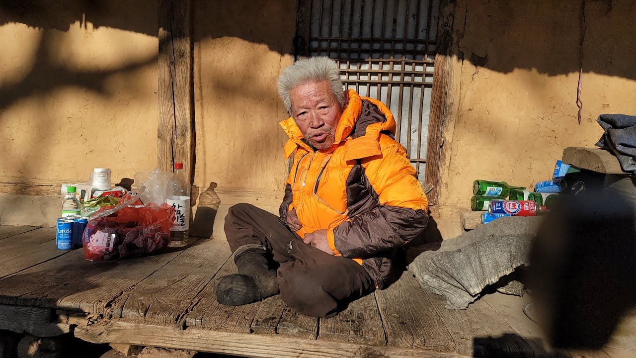 한겨울 추위 극심 굴피집 어르신께 따듯한 점퍼를 선물 따듯한 자연인!  #삼척#굴피집#오지#유투버!