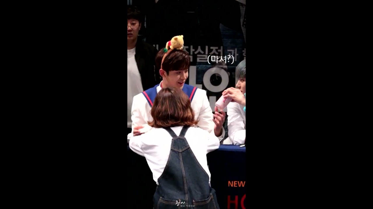 170513 SF9 잠실팬싸 멤버들한테 이슬톡톡을 건내주면